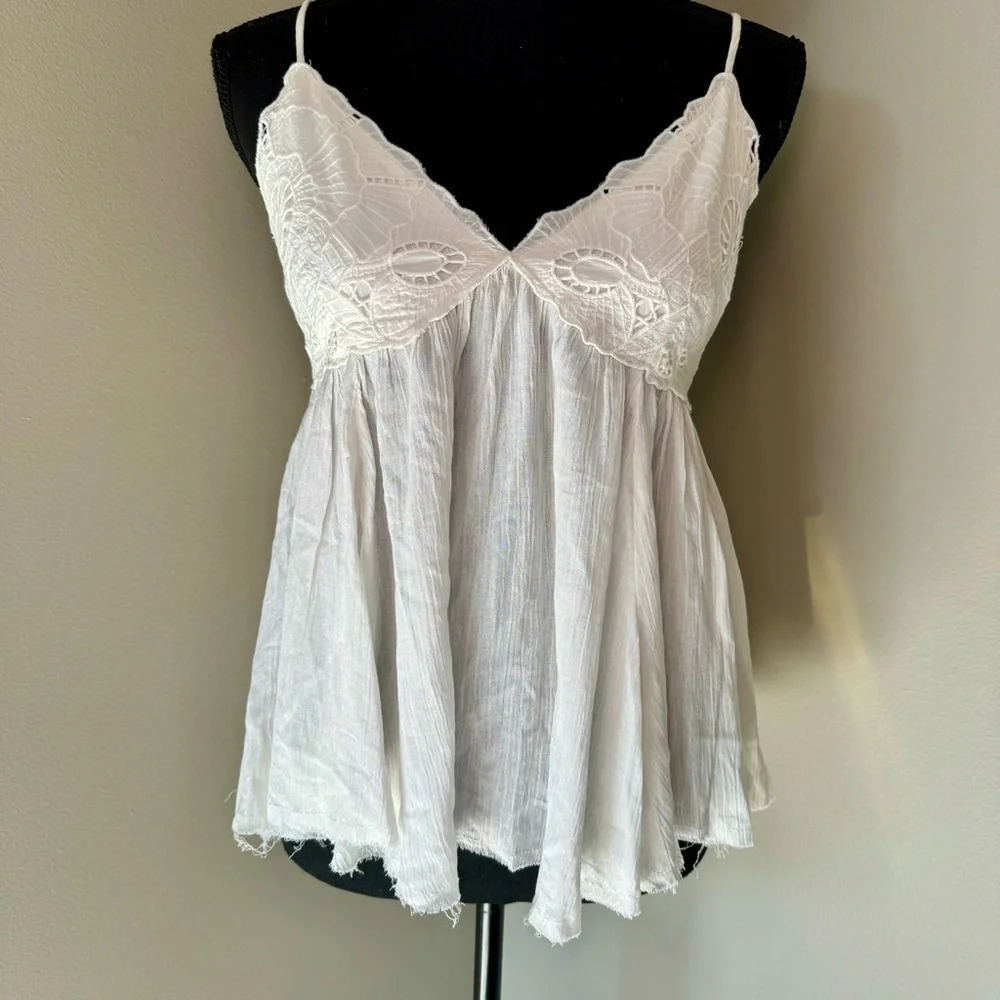 ILLA ILLA white lace top size small with frayed hem‎ and tie back